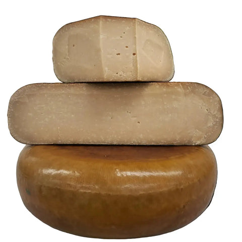 hele oude geitenkaas met  stukken